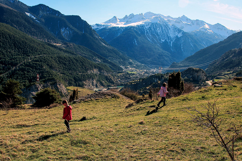 Deux enfants jouent dans la montagne vallée de la Maurienne