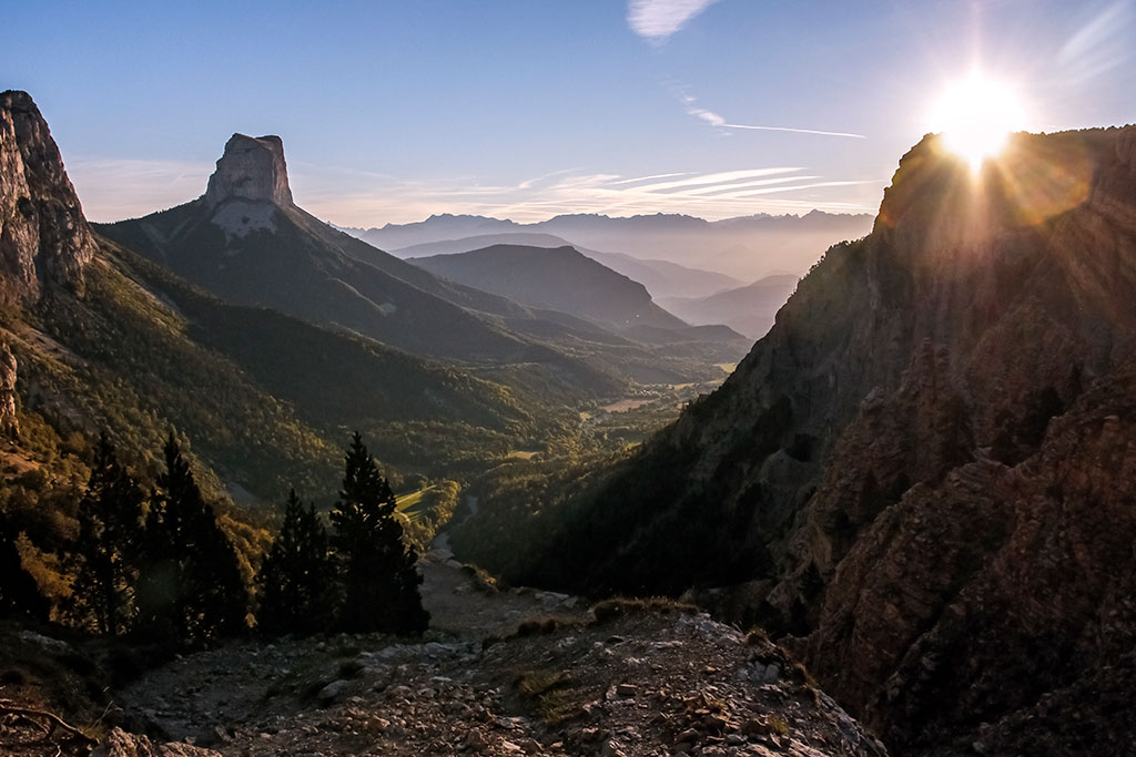 Lever de soleil près du mont Aiguille dans le Vercors en Isère