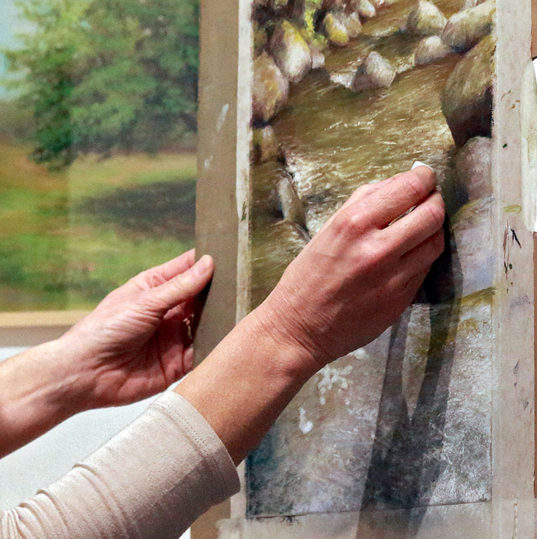 Mains d'un peintre pastelliste en train de peindre