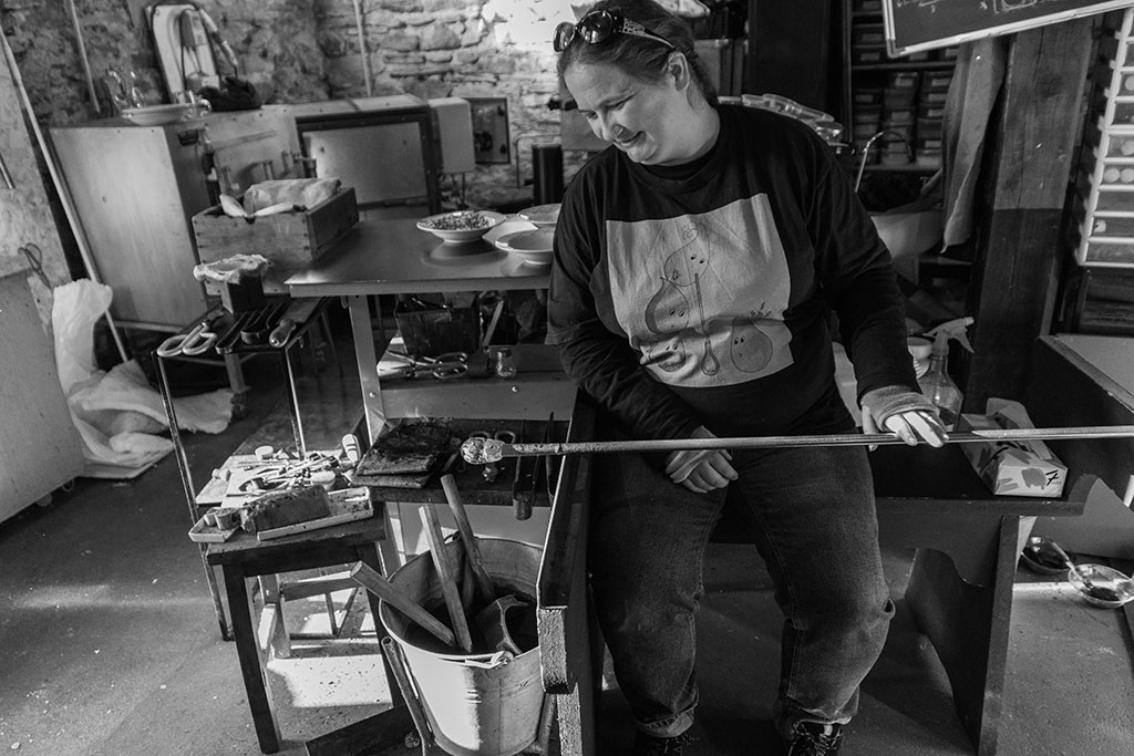 Julie Lefebvre, souffleuse de verre a Uzerche en Corrèze, au travail