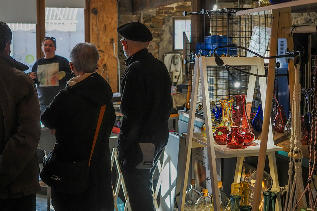 Clients dans boutique de Julie Lefebvre, souffleuse de verre a Uzerche en Corrèze