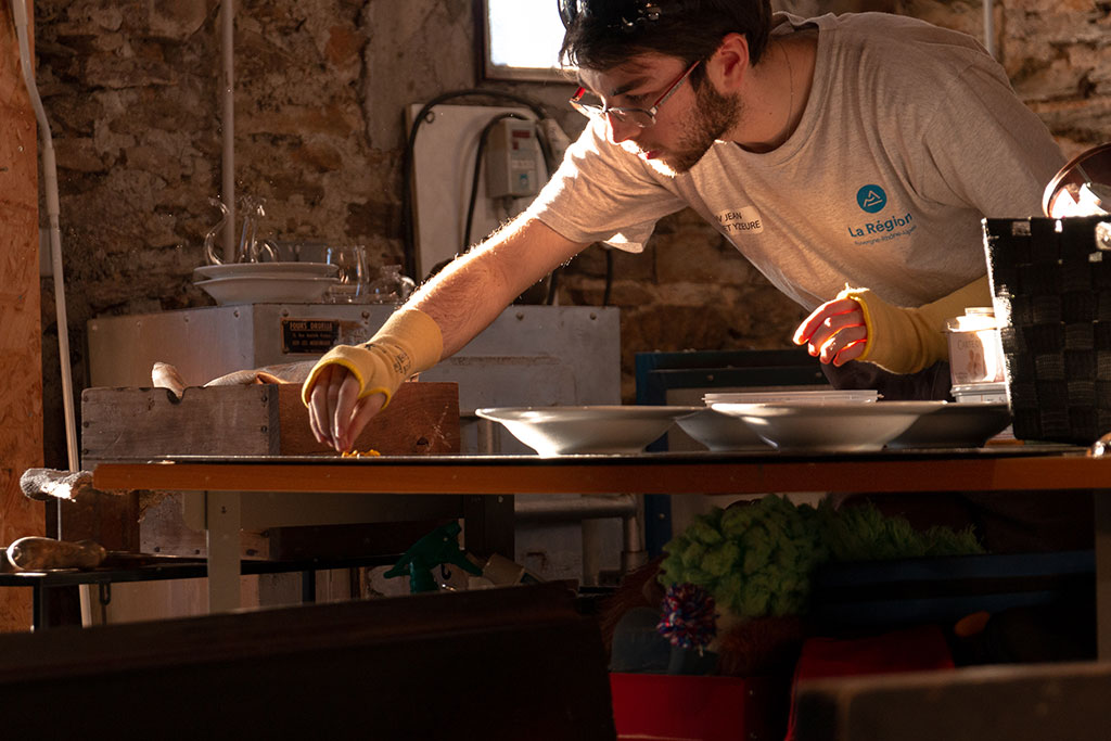 Apprenti de Julie Lefebvre, souffleuse de verre a Uzerche en Corrèze