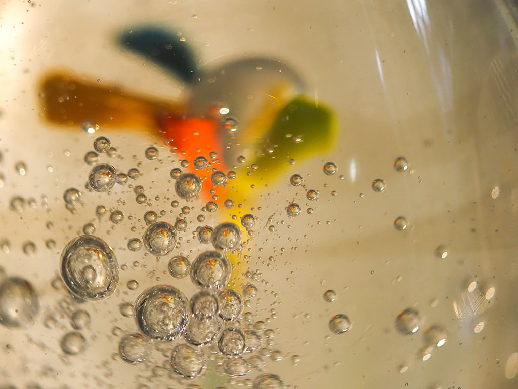 Incrustation dans une création de Julie Lefebvre, souffleuse de verre a Uzerche en Corrèze