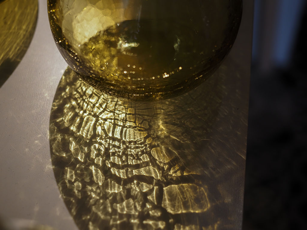 Reflet d'une création de Julie Lefebvre, souffleuse de verre a Uzerche en Corrèze