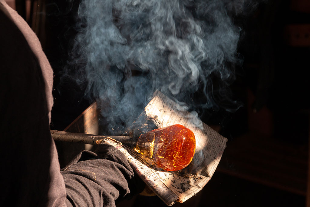 Verre en fusion dans l'atelier de Julie Lefebvre, souffleuse de verre a Uzerche en Corrèze