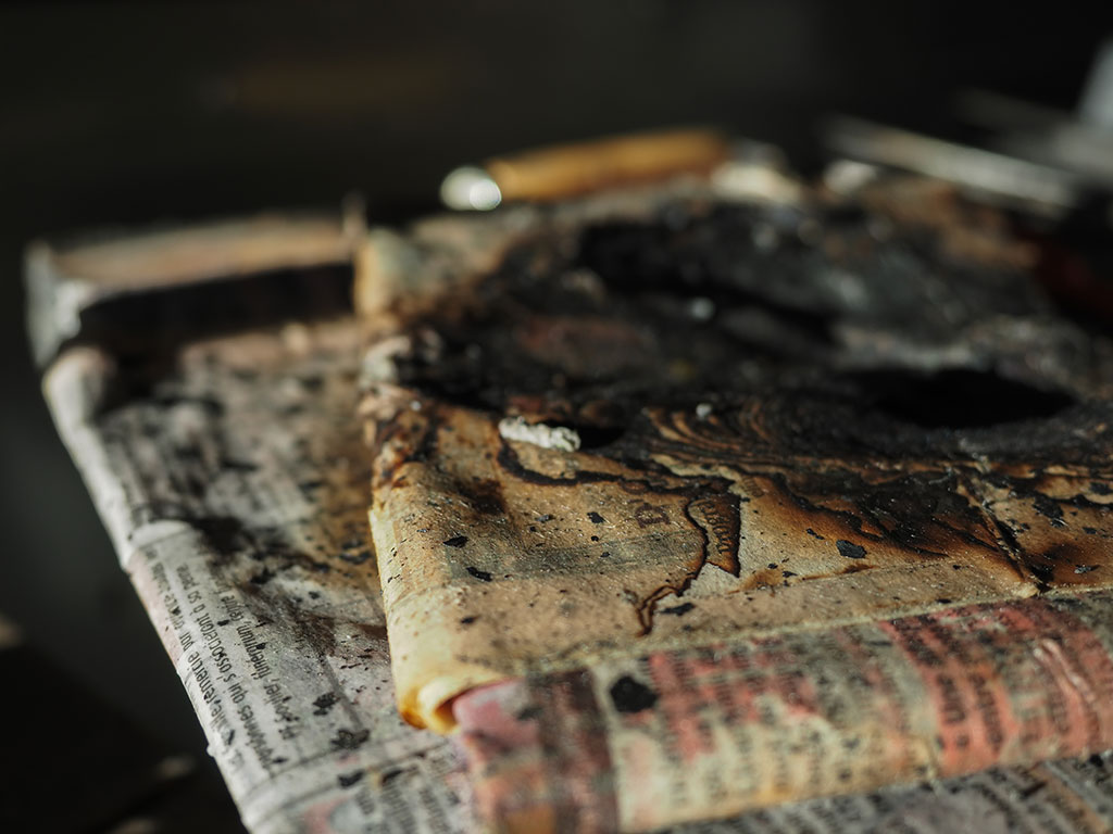 Journaux brulés dans un atelier de souffleur de verre