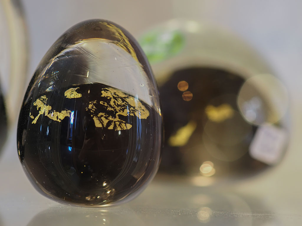 Oeuf noir, création de Julie Lefebvre, souffleuse de verre a Uzerche en Corrèze