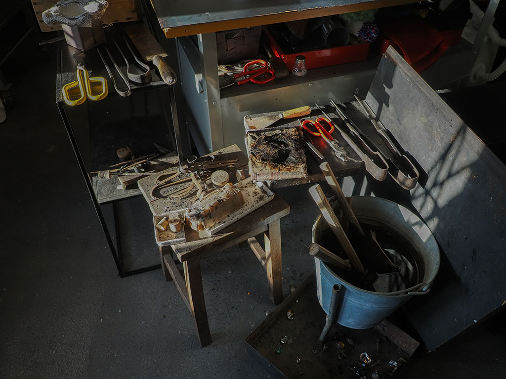 Outils dans l'atelier de Julie Lefebvre, souffleuse de verre a Uzerche en Corrèze