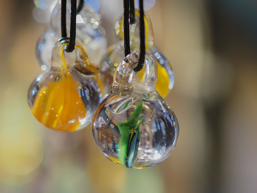 Détails pendentifs, création de Julie Lefebvre, souffleuse de verre a Uzerche en Corrèze