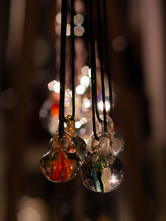 Pendentifs, création de Julie Lefebvre, souffleuse de verre a Uzerche en Corrèze