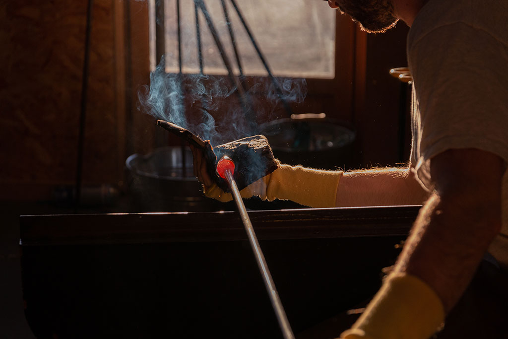 Travail du verre dans l'atelier de Julie Lefebvre, souffleuse de verre a Uzerche en Corrèze