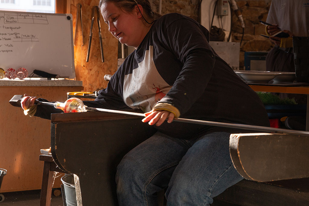 Julie Lefebvre, souffleuse de verre a Uzerche en Corrèze