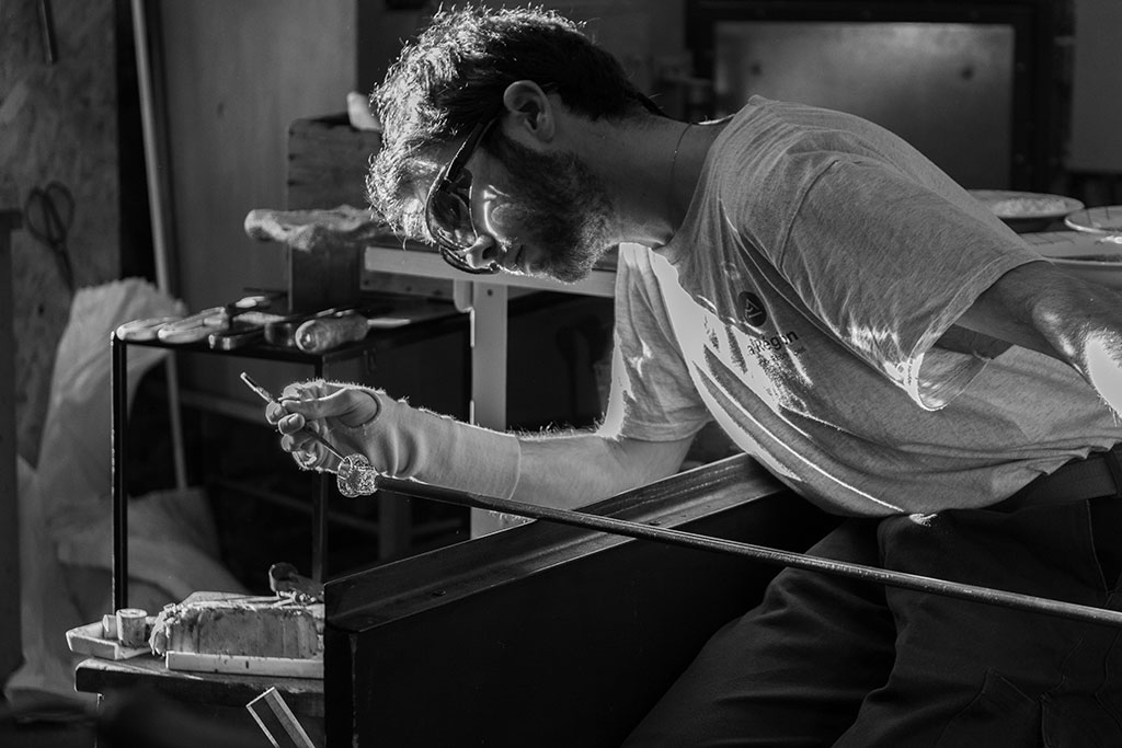 Travail du verre dans l'atelier de Julie Lefebvre, souffleuse de verre a Uzerche en Corrèze