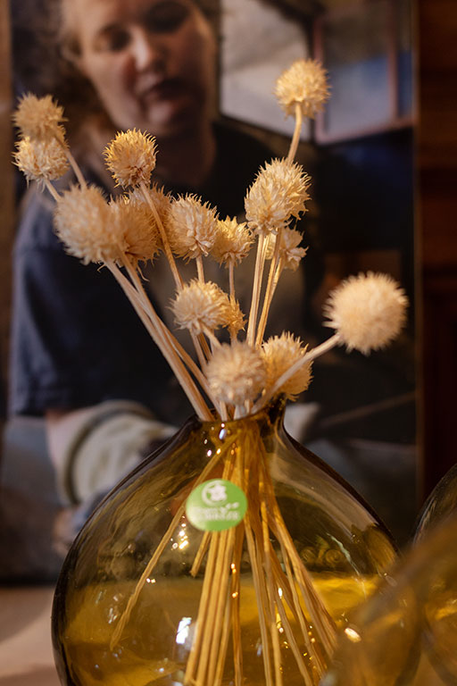 Vase avec fleurs séchées chez Julie Lefebvre, souffleuse de verre a Uzerche en Corrèze