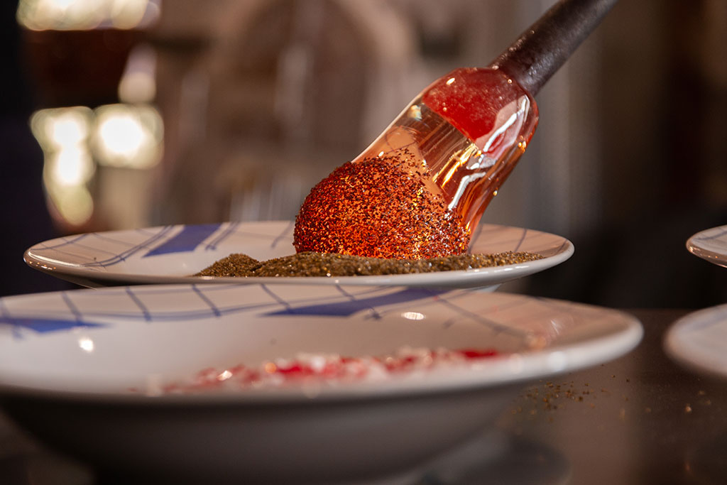 Verre en fusion au bout d'une canne de souffleur de verre