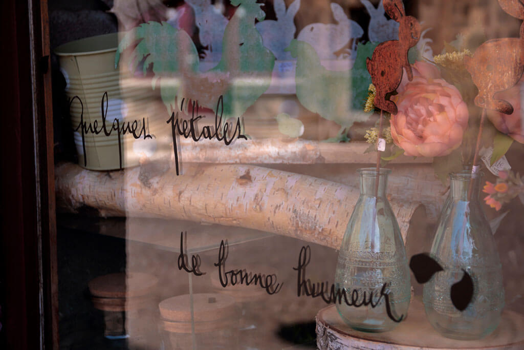 Vitrine avec citation dans une boutique de Besse-et-Saint-Anastaise dans le Puy-de-Dôme