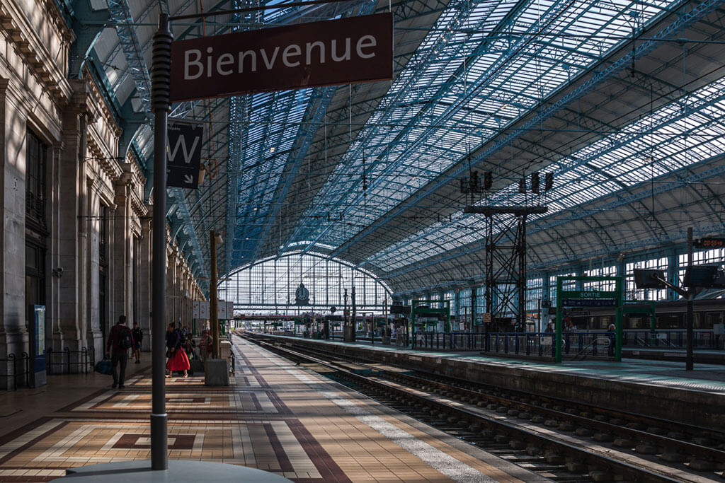 Voyageurs sur les quais de la gare Saint-Jean à Bordeaux en Gironde