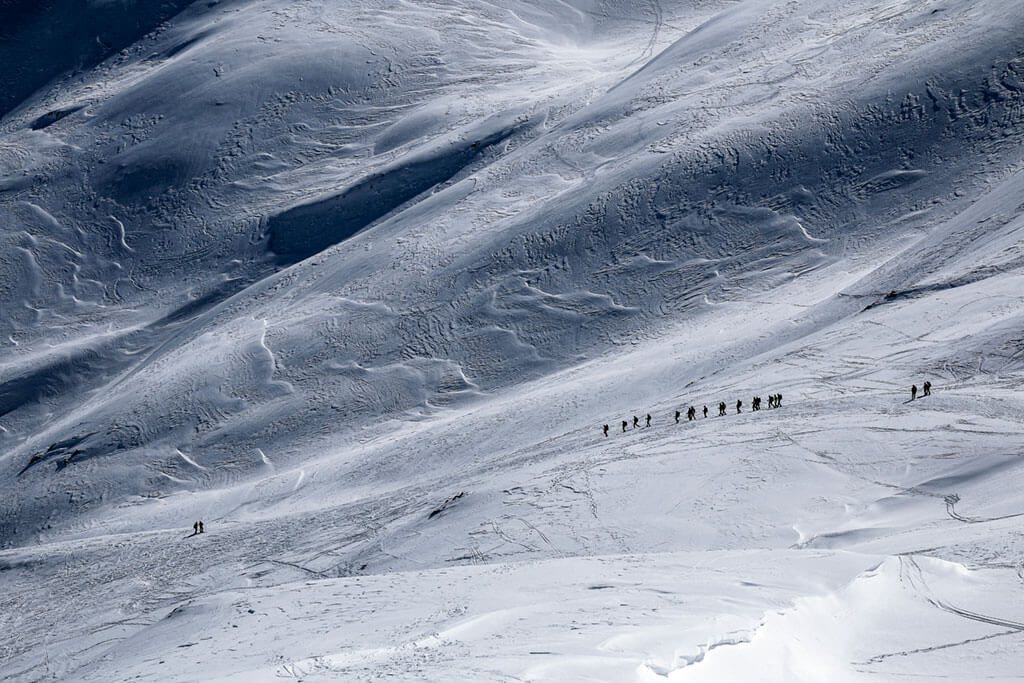 Un groupe de randonneurs en raquette dans le cirque d'Anéou dans les Pyrénées