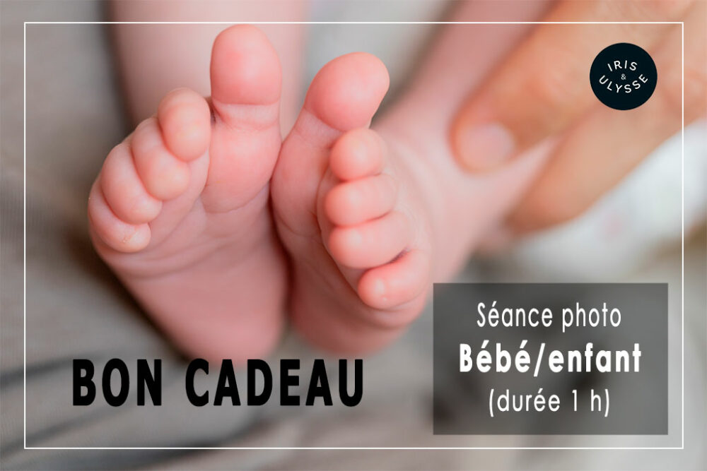 Pieds d'un bébé tenu par les mains d'un de ses parents