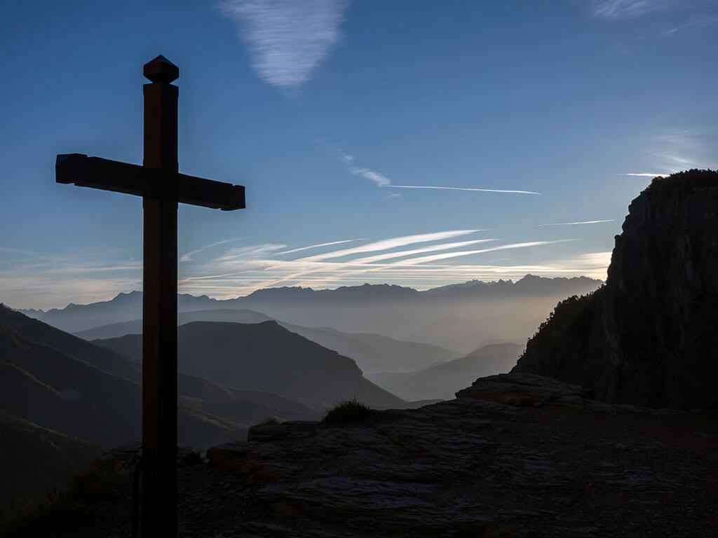 Rochers et croix de bois au col de l'Aiguille au lever du soleil dans le Vercors