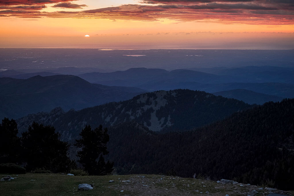 Lever de soleil orange sur la plaine de Perpignan dans les Pyrénées-Orientales