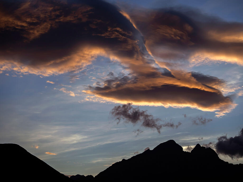 Lever de soleil sur les nuages et les montagnes face au refuge de Pombie en Pyrénées-Atlantiques