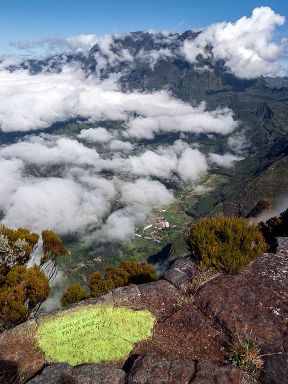 Vue d'une vallée sous le promontoire de la Roche écrite à l'île de La Réunion