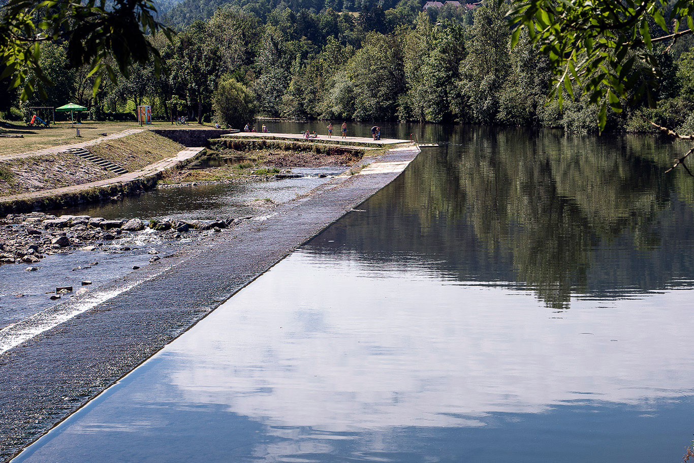 Zone de baignade sur la rivière Poljanska sora à Sokfja Loka en Slovénie