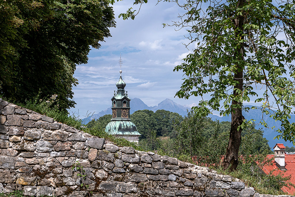 Clocher de l'église paroissiale de Sokfja Loka en Slovénie