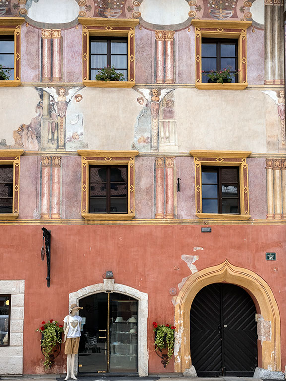 Façade ancien hôtel de ville rue Mestni trg à Sokfja Loka en Slovénie