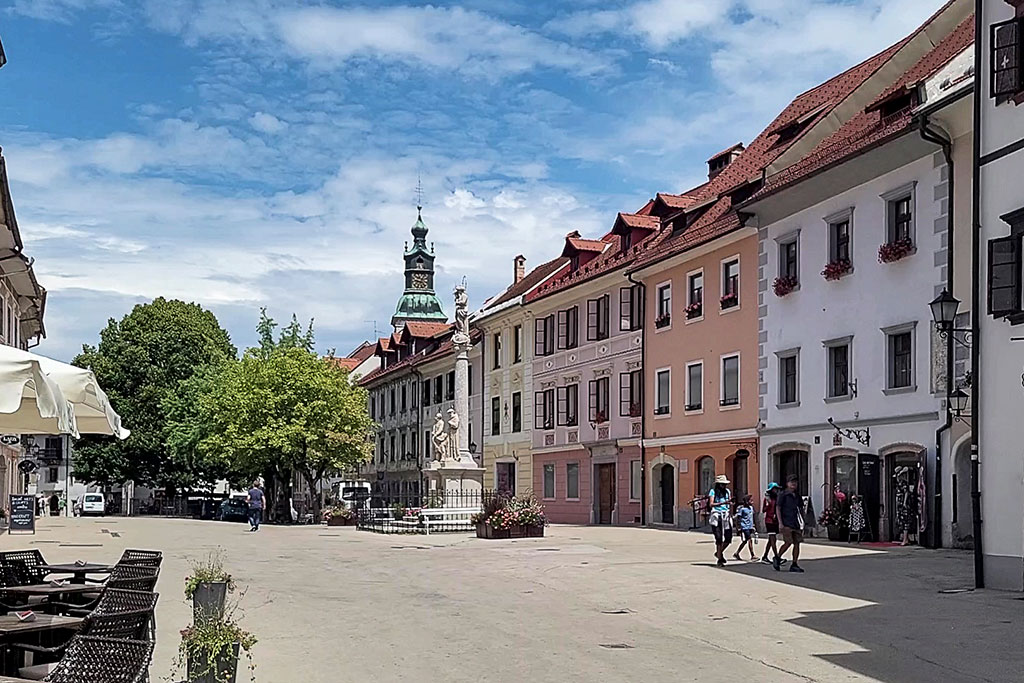 Monument rue Mestni trg à Sokfja Loka en Slovénie