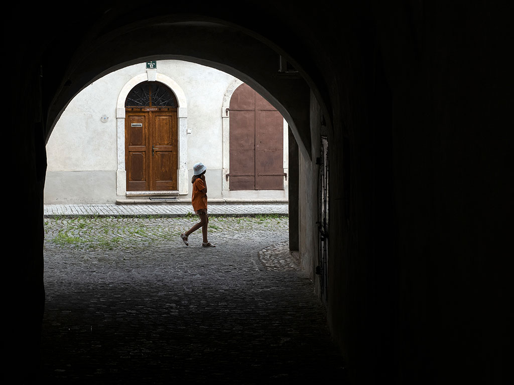 Passage voûté rue Mestni trg à Sokfja Loka en Slovénie