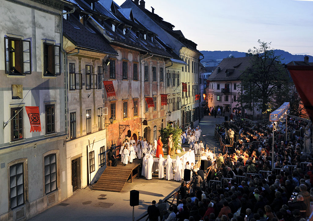Spectacle nocturne de la Passion du Christ à Sokfja Loka en Slovénie