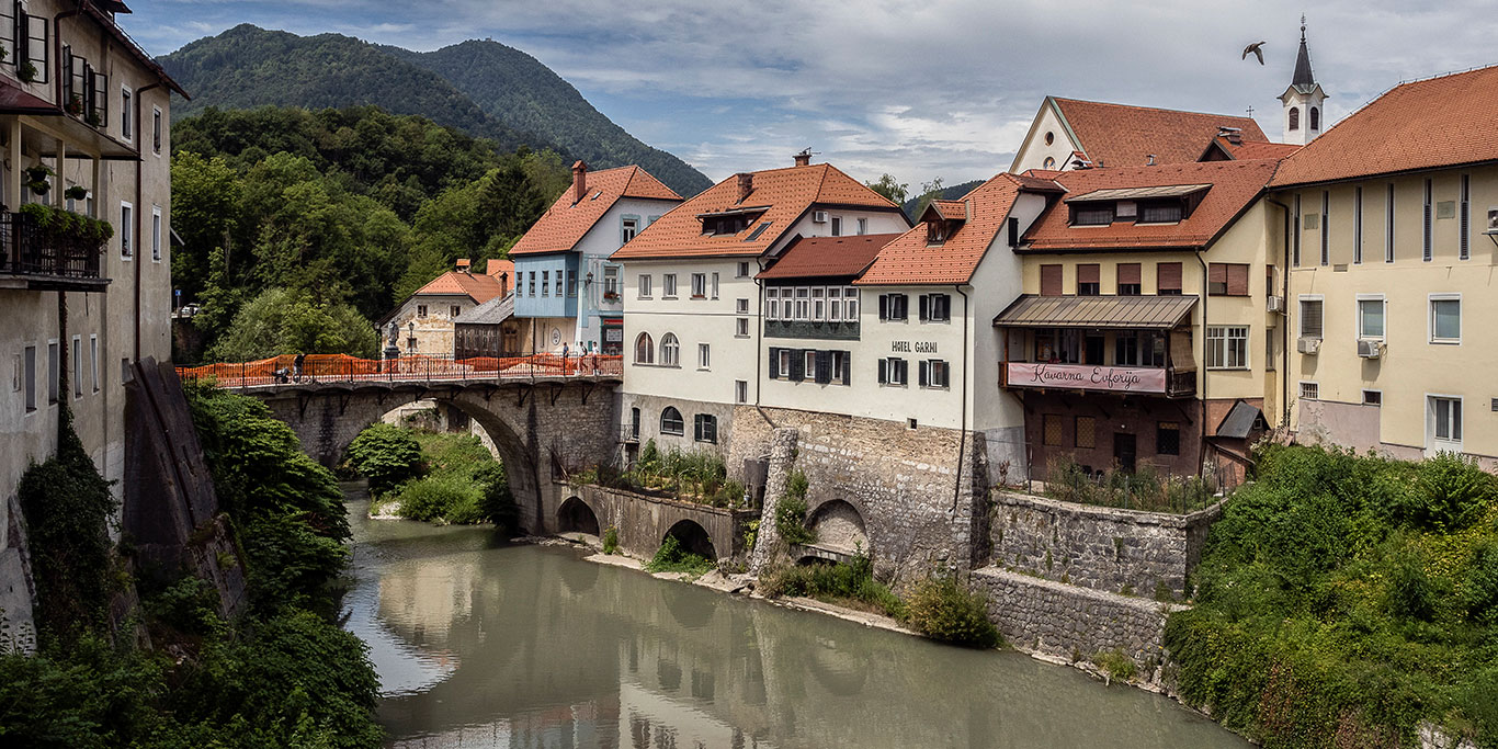 Vue du pont des Capucins sur la rivière Selska sora à Sokfja Loka en Slovénie