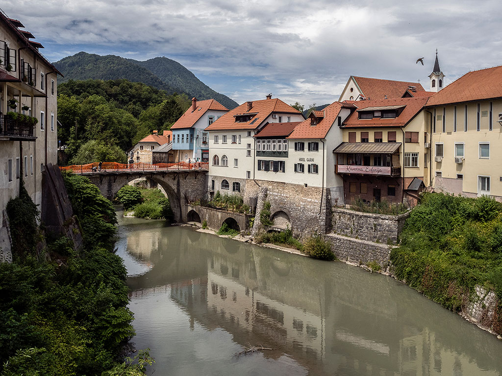 Vue du pont des Capucins sur la rivière Selska sora à Sokfja Loka en Slovénie