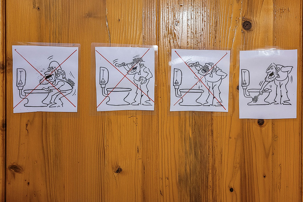 Affiches humoristiques sur une porte de toilettes