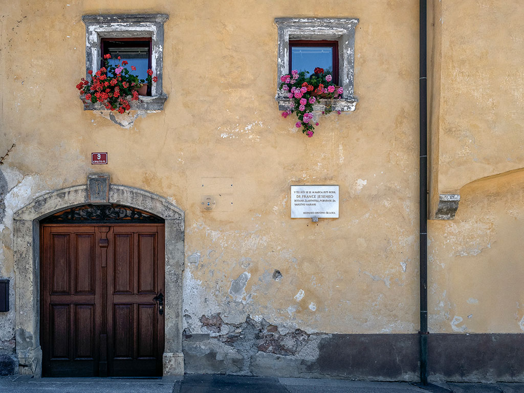 Façade de la maison natale de Fran Jesenko à Sokfja Loka en Slovénie