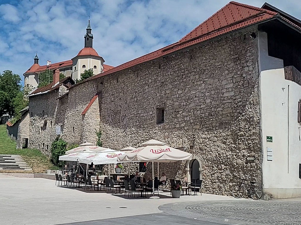 Maison de Martin et château à Sokfja Loka en Slovénie