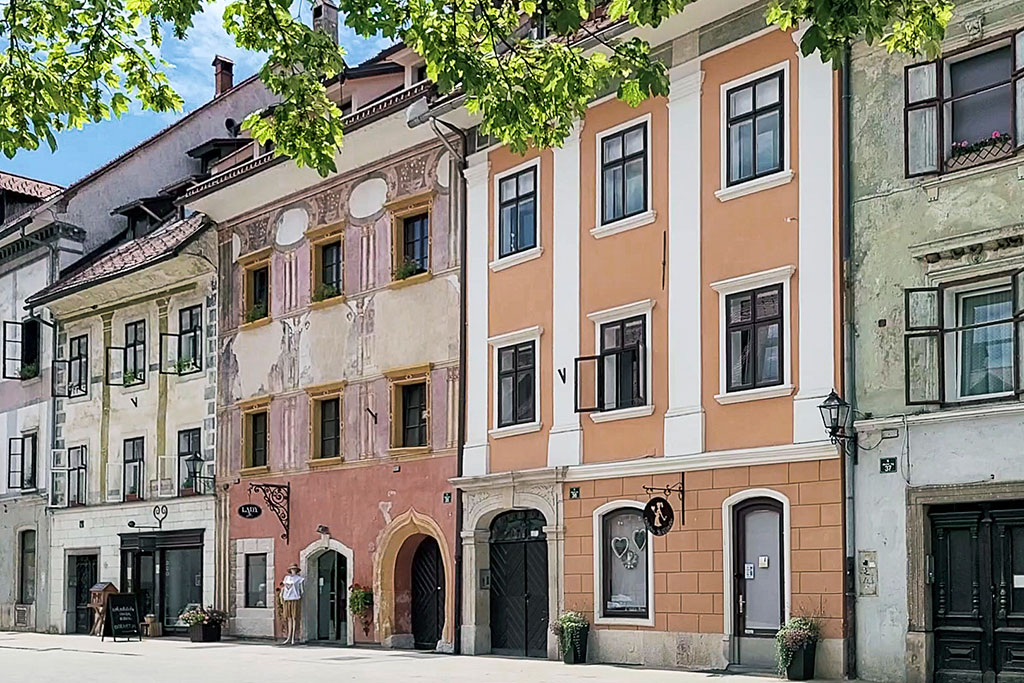 Rue Mestni trg à Sokfja Loka en Slovénie