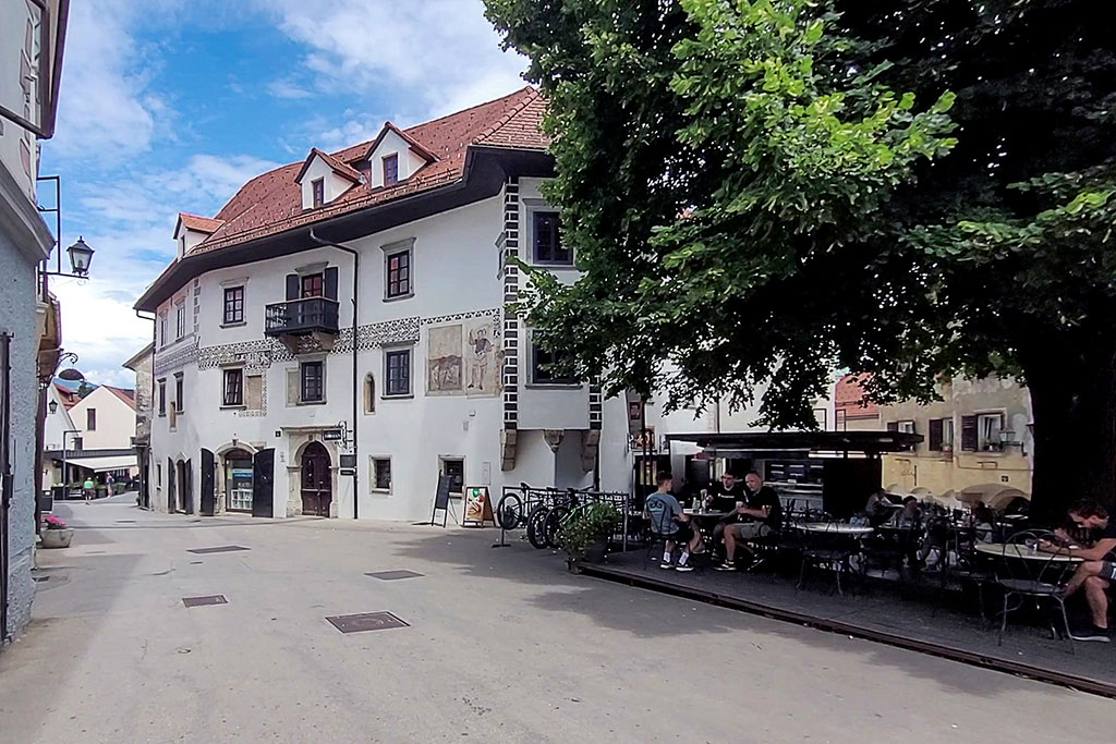 Maison d'Homan rue Mestni trg à Sokfja Loka en Slovénie