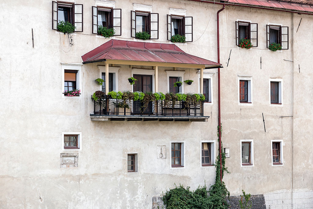 Détail d'une façade de bâtiment avec balcon