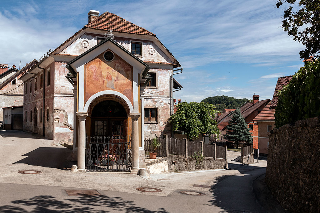Rue du village de Sokfja Loka en Slovénie