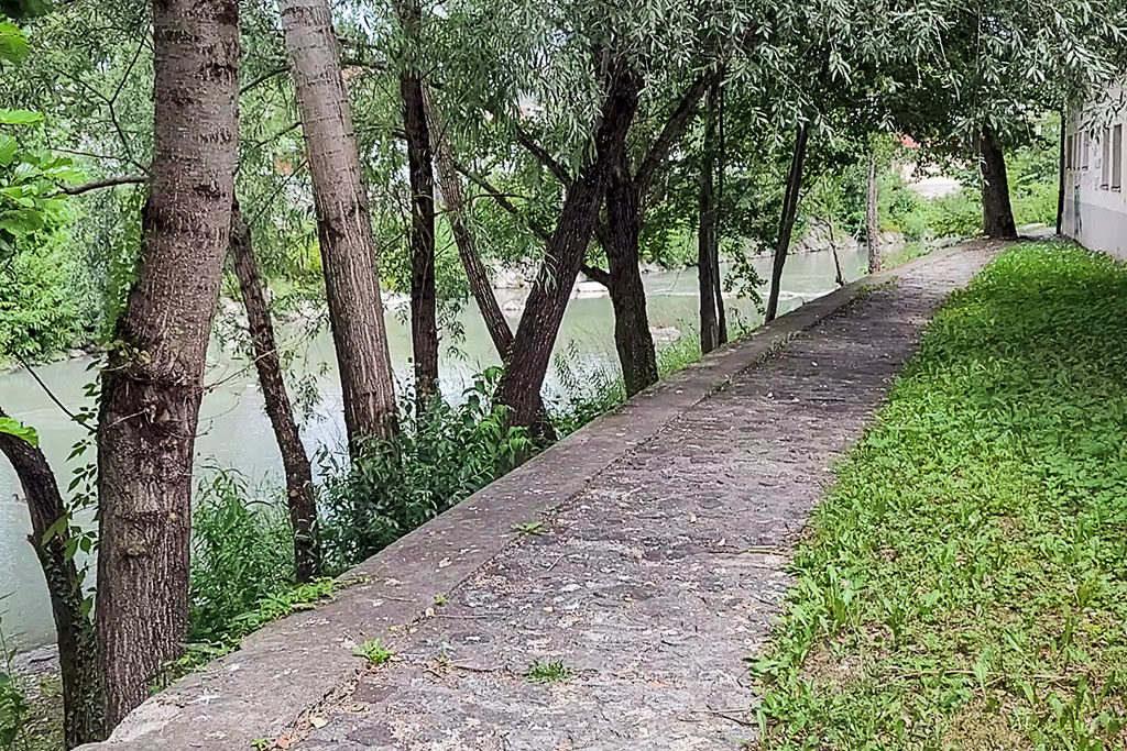 Chemin piétonnier en bordure de la Selska sora à Sokfja Loka en Slovénie