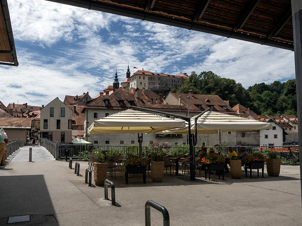 Vue d'ensemble du village de Sokfja Loka en Slovénie