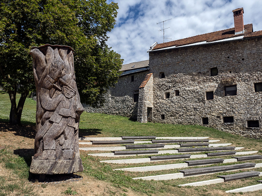 Sculpture en bois sur l'esplanade de Sokfja Loka en Slovénie