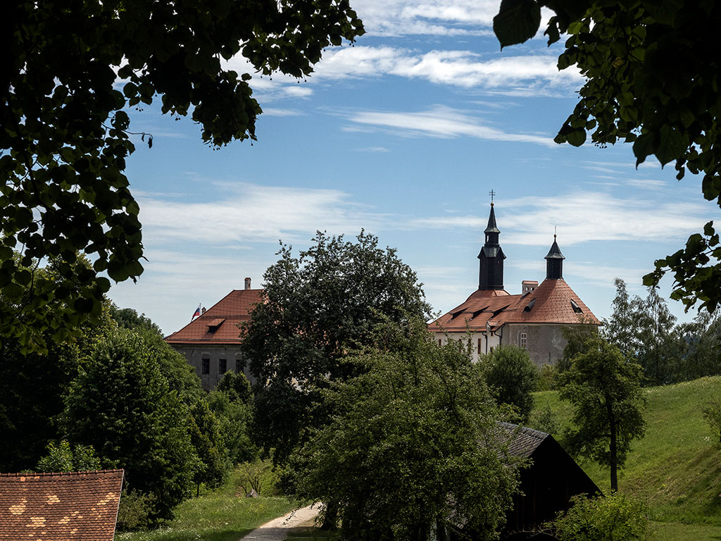 Château de Sokfja Loka en Slovénie vu depuis son jardin 