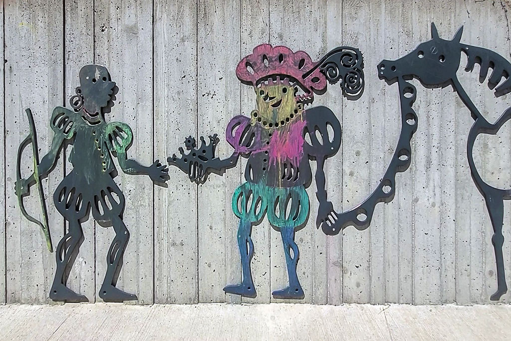 Fresque historique en relief sur un mur en béton