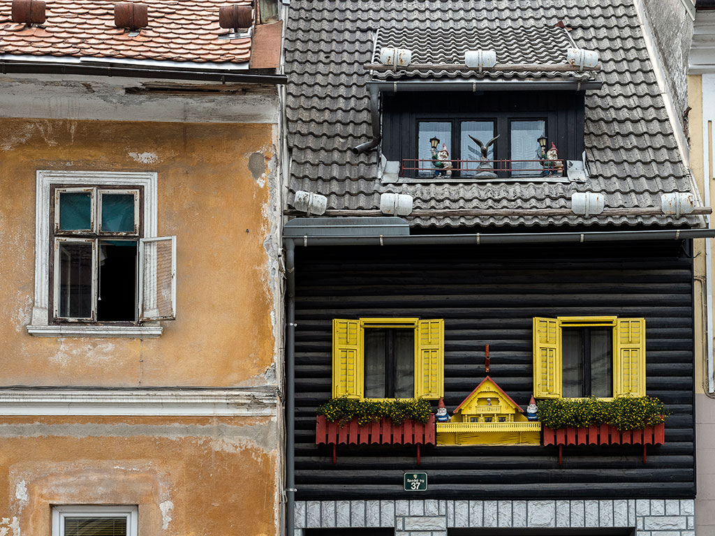 Façades de maisons rue Spodnji à Sokfja Loka en Slovénie