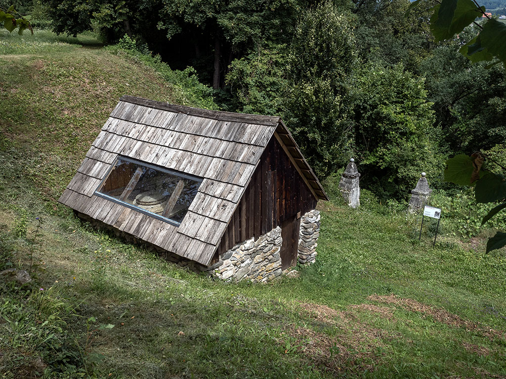 Ancien moulin dans le jardin du château de Sokfja Loka en Slovénie