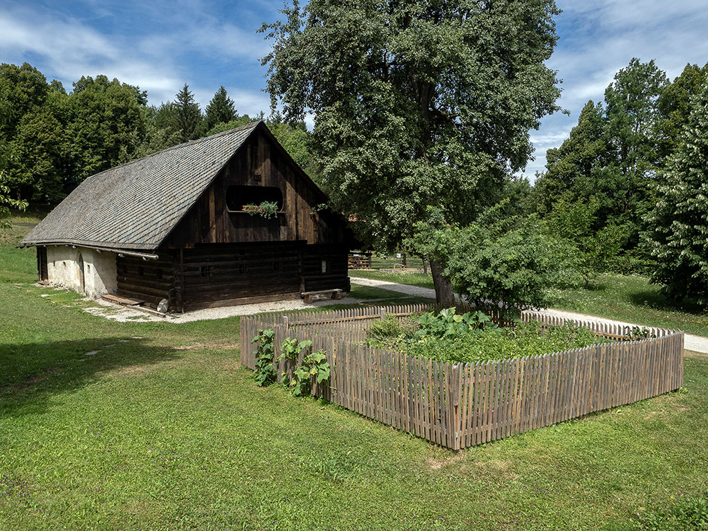 Maison paysanne dans le jardin du château de Sokfja Loka en Slovénie